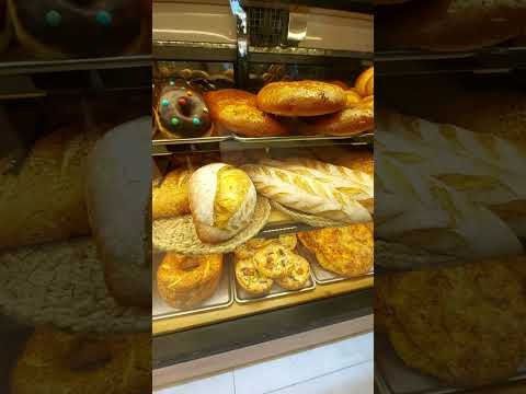 نان های متنوع مجموعه بیکری جیناک در شیراز قدوسی غربی نبش کوچه ۱۹الف انواع نان های فرانسوی و ترکی