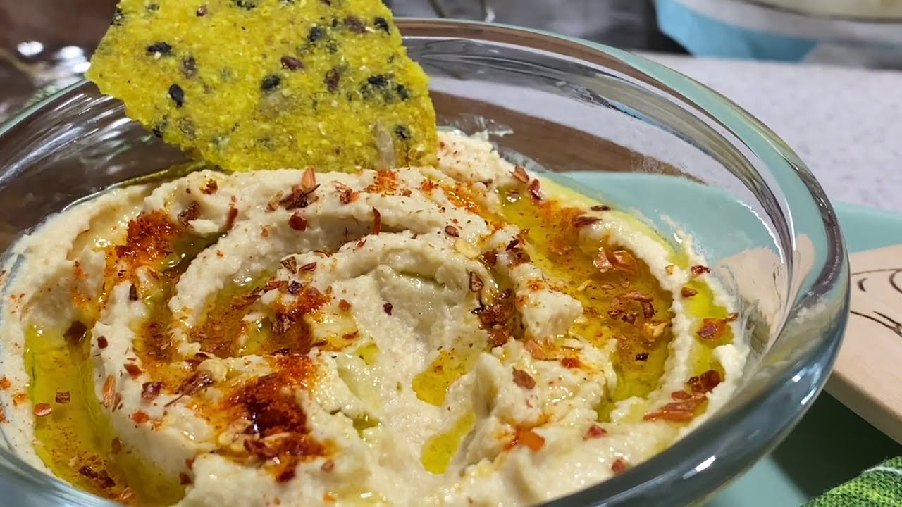 NAJJEDNOSTAVNIJI I NAJUKUSNI HUMUS. JA GA NA KAŠIKU JEDEM!!SVIMA DOSTUPAN A VEOMA UKUSAN I ZDRAV