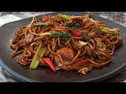 Video: Paano Kumain ng Laksa, ang Iconic Noodle Dish ng Malaysia