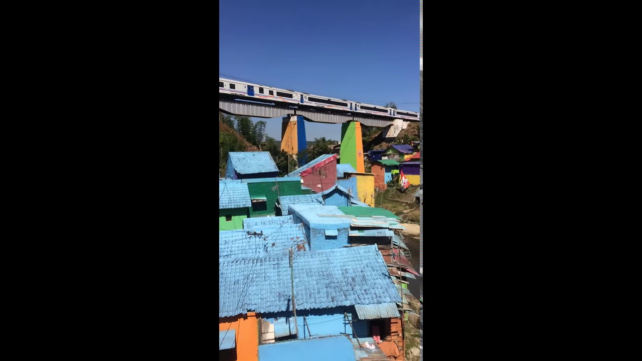 Kereta di Kampung warna - warni malang - YouTube