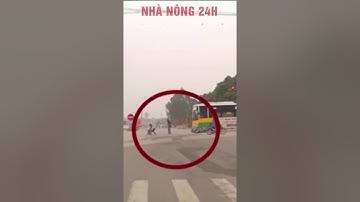 Vượt Đèn Đỏ Với Tốc Độ Cao 2 Thanh Niên Va Chạm Với Xe Buýt | Tin tức 24h mới nhất hôm nay