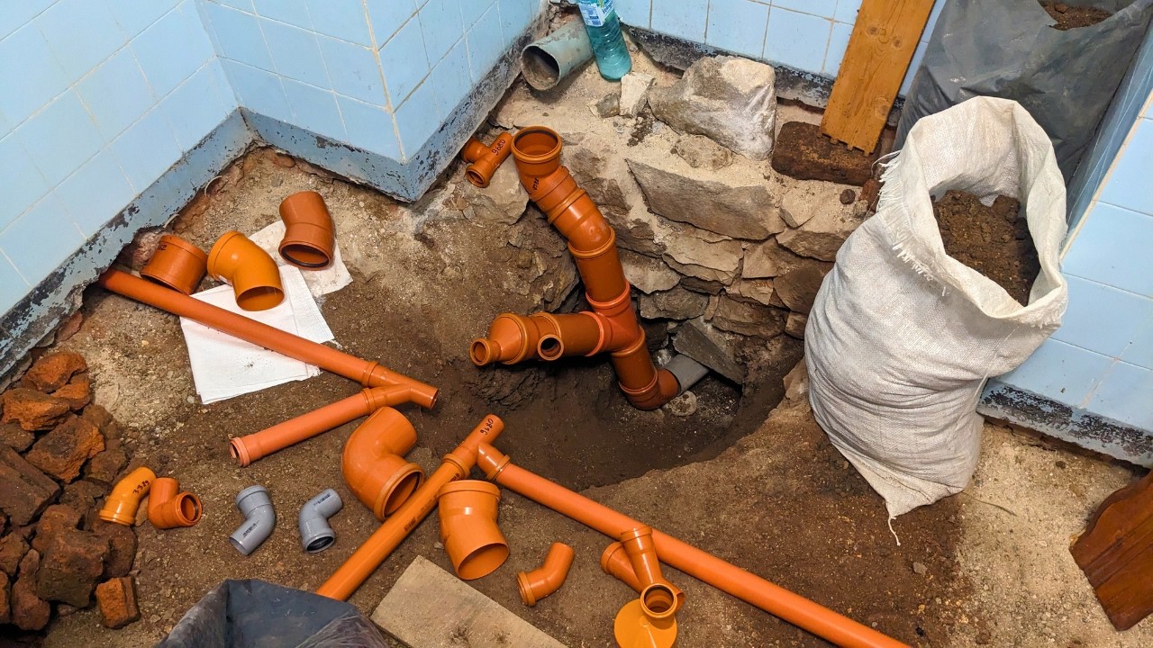 Ремонт на баня - къртене на мозайка, канализация | Ремонт на стара къща