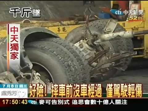 卡車爆胎摔下橋 南港交流道滿砂石