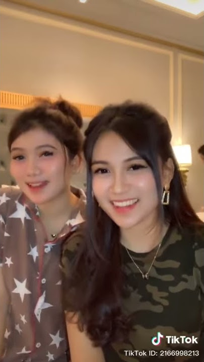 Tante cantik ganti baju sambil main Tik Tok