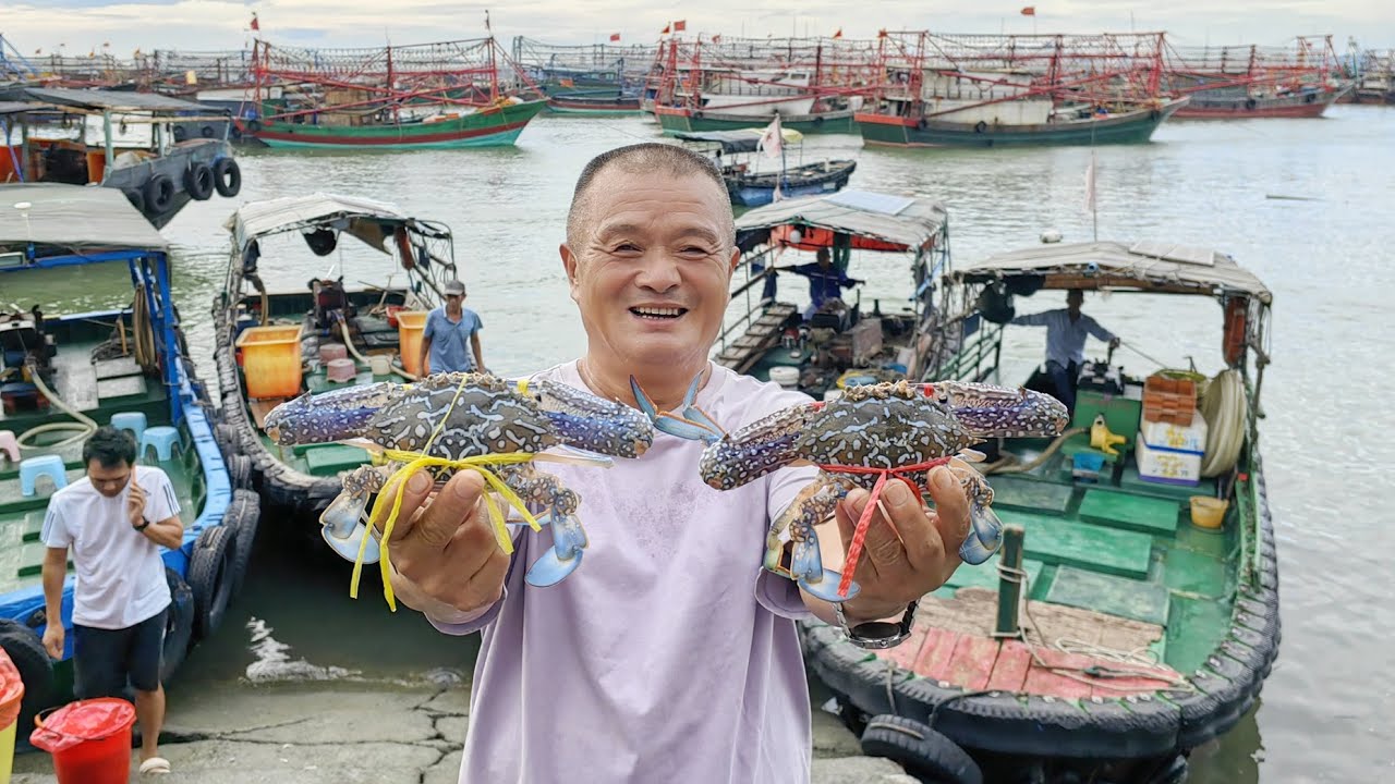 開海了，野生大螃蟹便宜到離譜，大叔買20斤做蛋黃蟹，敞開肚皮吃