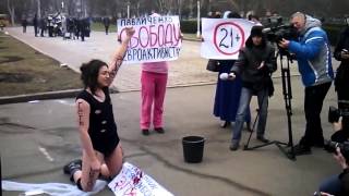 Участник FEMEN провел шокирующую акцию перед ОГА Одессы 19 02 2014