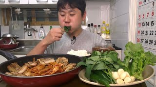 냉동삼겹살 한근에 8500원 방풍나물 1000원입니다