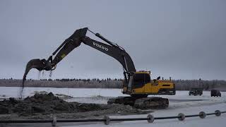 Vesijohdon kaivuu meren pohjaan  Digging a water pipeline to the bottom of the sea