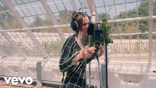 Смотреть клип Off Bloom - Roxanne