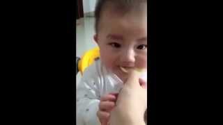 Cute Baby ate limon طفل يأكل الليمون لأول مرة شاهد رد فعله