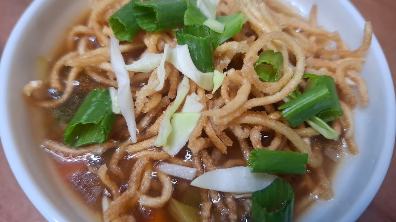 खूप कमी साहित्यामध्ये बनवलेले वेज मनचाव सूप / चमचमीत रेसिपी/easy veg manchow shop/hotel style 