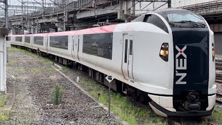 塗装変更入場５本目…【E259系Ne007編成  OM入場回送（塗装変更・指定保全）】E259系ｸﾗNe007編成（旧塗装）が大宮駅13番線に到着するシーン（回8895M）2023.6.15