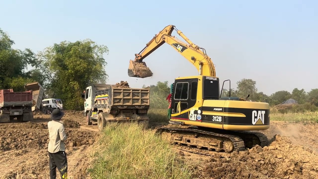 Excavators in Action – CAT 352F, Liebherr 974 & 964 Loading Ore at Large Mining Site -Ascon LTD