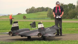 GIANT REMOTE CONTROLLED SR71 BLACKIRD TURBINE JET MODEL