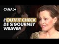 Sigourney weaver comme un petit animal sur le tapis rouge  oscars 2023  canal