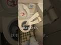 飛行機のトイレは真空式。座ったまま流さない理由