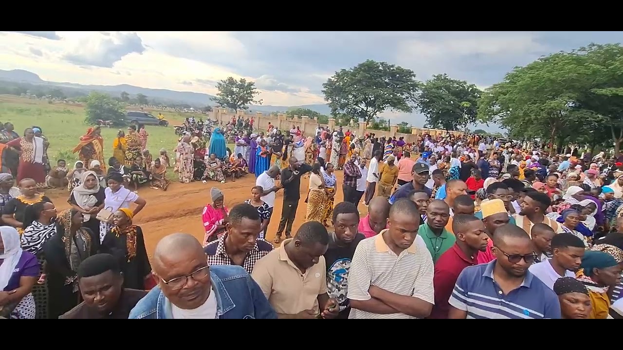 Maandalizi ya kuliingiza Jeneza la mpendwa wetu Monika Daudi ndani ya nyumba yake ya milele .