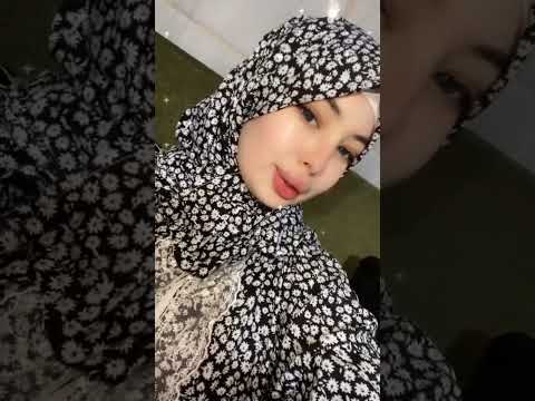 شابة فريال ترتدي الحجاب