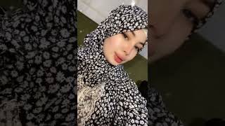 شابة فريال ترتدي الحجاب سمعها