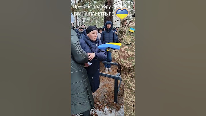 Вручення прапора дружині загиблого воїна під час поховання. #shorts