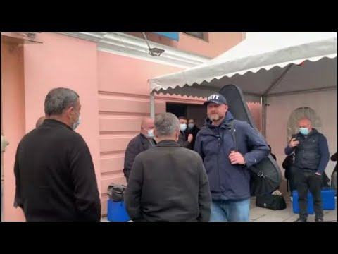 ზეიმი როდის იწყება? - ზურაბ ჯაფარიძე „ოცნების“ ოფისთან გიტარით მივიდა და “საუნდჩეკი“ შესთავაზა