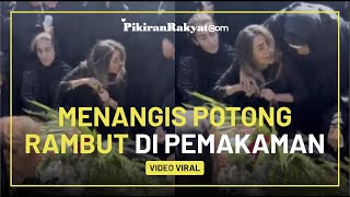 Viral! Wanita di Iran Menangis Memotong Rambutnya di Pemakaman Diduga Adiknya