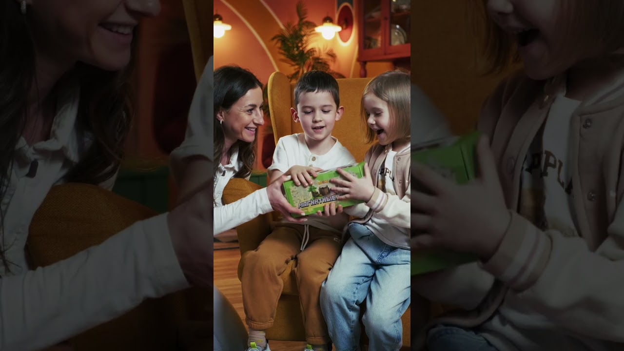 Мама и дети строят вместе что-то невероятное 