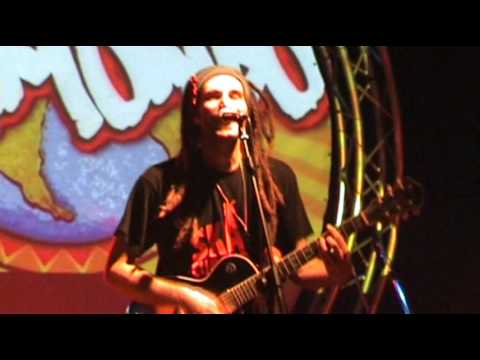 Locomondo - Πίνω Μπάφους Και Παίζω Pro (live in Athens - HiJACK.gr - 11/09/2008)