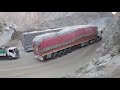 صعوبة طلوع الشاحنات في المناقل مارب اليمن 
