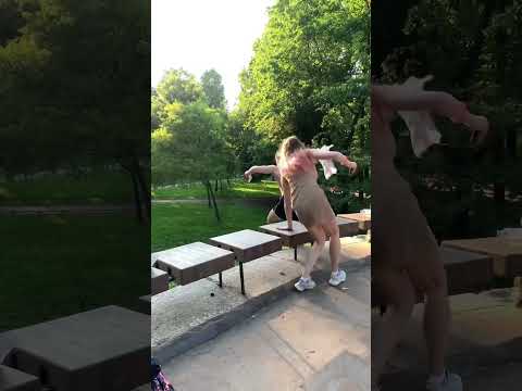 ЗАБРАЛ ДЕНЬГИ У ДЕВУШКИ/СДЕЛАЛ ПРИЯТНОЕ/ПРАНК/РЕАКЦИЯ #пранк #tiktok #shorts #реакция