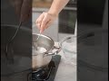Kupas telur rebus secara instan dengan menambahkan baking soda ke dalam air #Shorts