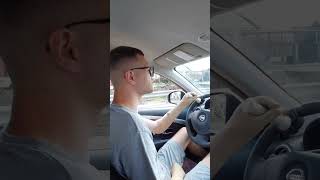 Человек без рук учится водить машину