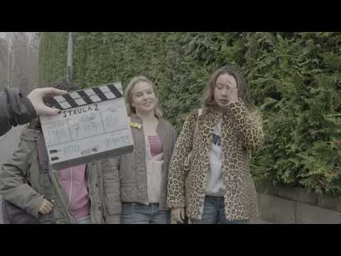 "Går runt i tjejernas omklädningsrum och letar flickvän?" - BLOOPERS Strula2 Säsong 2