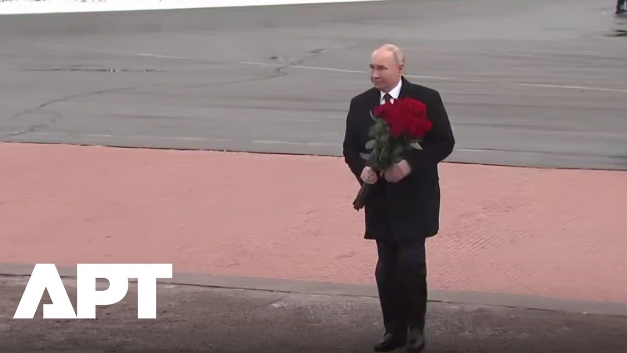 WATCH: Putin Arrives With Flowers to Pay Tribute at Leningrad WWII Memorial | APT