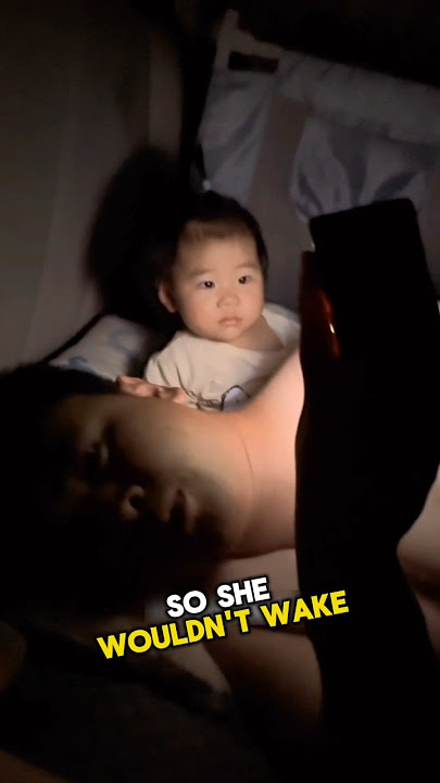 This dad had no idea that their little daughter was secretly watching the phone with him 🤣