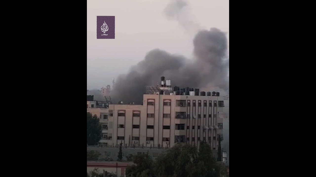 لحظة سقوط صاروخ للجيش الإسرائيلي على أبراج سكنية في مجمع الزهراء وسط قطاع #غزة