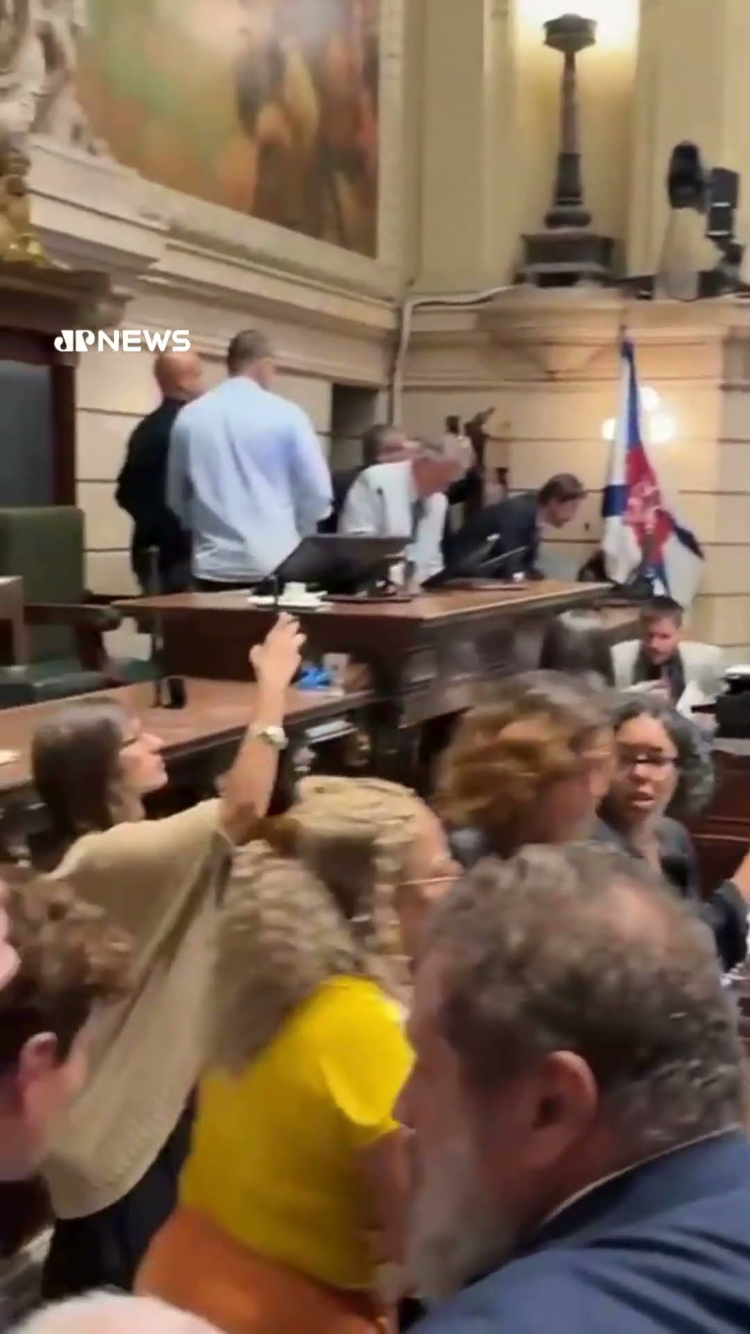 Servidores invadem Câmara do Rio em protesto contra mudanças na Educação #shorts