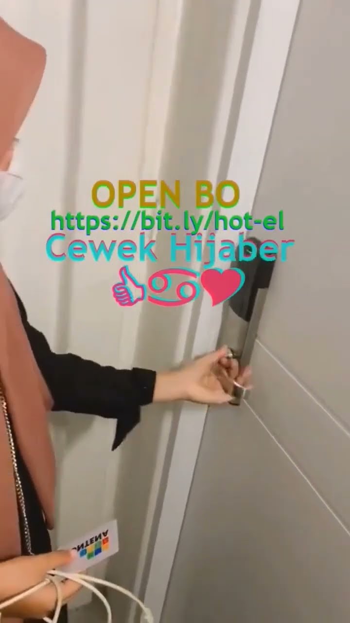 Cewek Hijaber Cantik Buka Pintu Kamar Hotel - Open BO - Perawan Desa