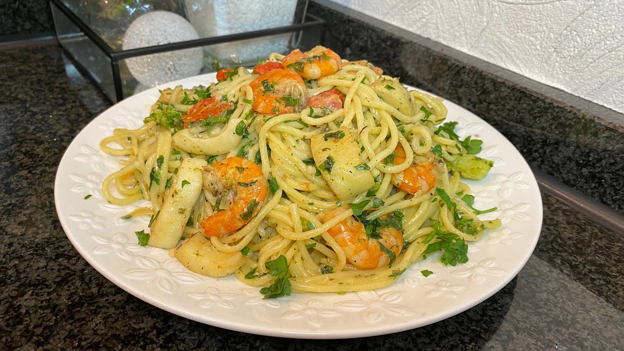 Spaghetti mit Meeresfrüchten in Sahnesauce Pasta Rezept sehr schnelles ...