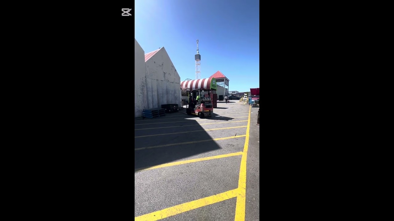 Toyata forklift with speedy putting  pallets  with  skills with spinning at  Wanneroo markets 