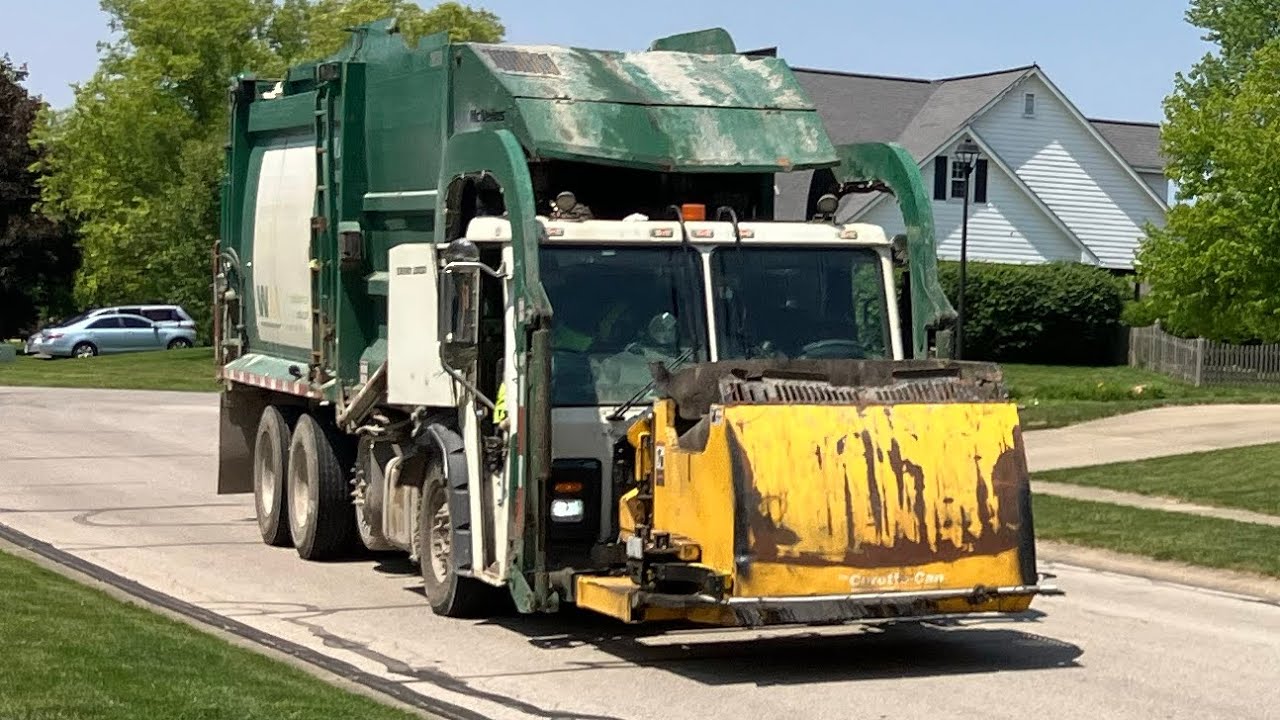 Old ‘N’ Rusty WM Mack McNeilus Curotto Can Front Loader
