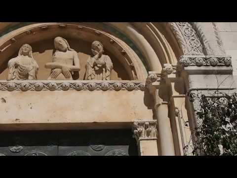 Fermo, Duomo Portale laterale del XIII, Pietà e motivi floreali (manortiz)