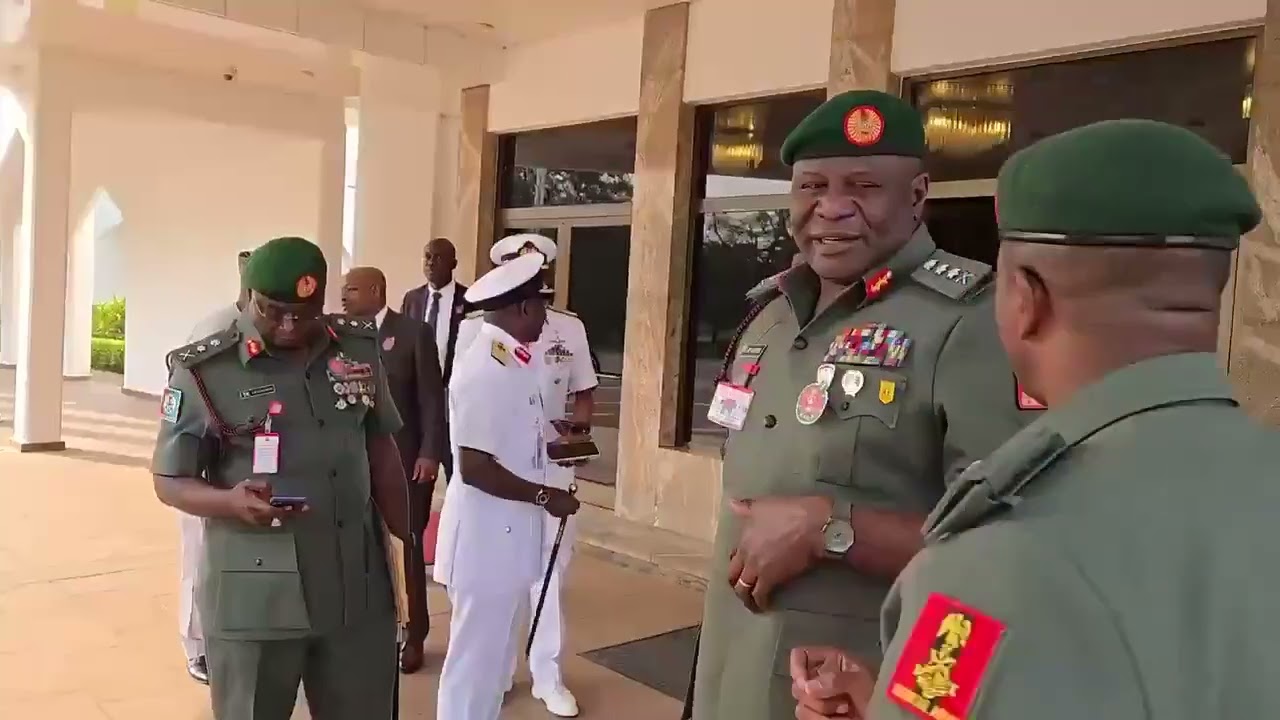 𝐓𝐢𝐧𝐮𝐛𝐮 𝐦𝐞𝐞𝐭𝐬 𝐰𝐢𝐭𝐡 𝐬𝐞𝐫𝐯𝐢𝐜𝐞 𝐜𝐡𝐢𝐞𝐟𝐬 𝐢𝐧 𝐀𝐬𝐨 𝐑𝐨𝐜𝐤