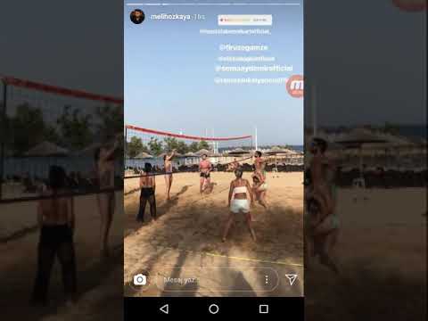 Sema Aydemir frikik bikini ile voleybol oynuyor