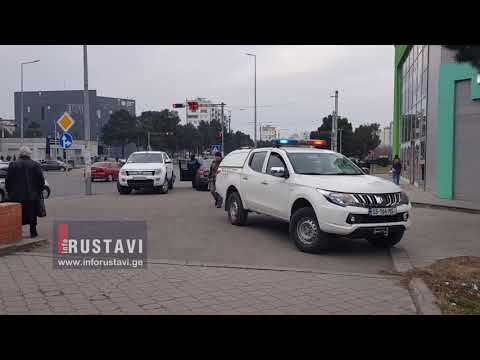 მამაკაცი სარეკლამო კონსტრუქციიდან ჩამოვარდა
