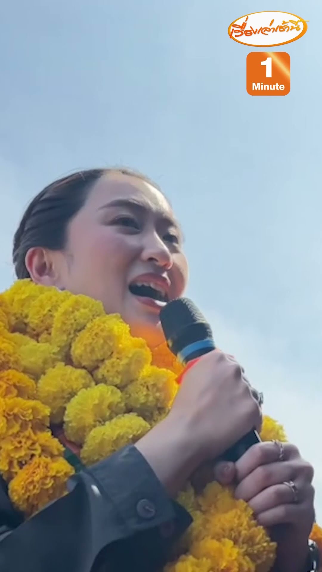 นายกฯ ลงพื้นที่มหาสารคาม ชาวบ้านสวมกอดจนตัวลอย