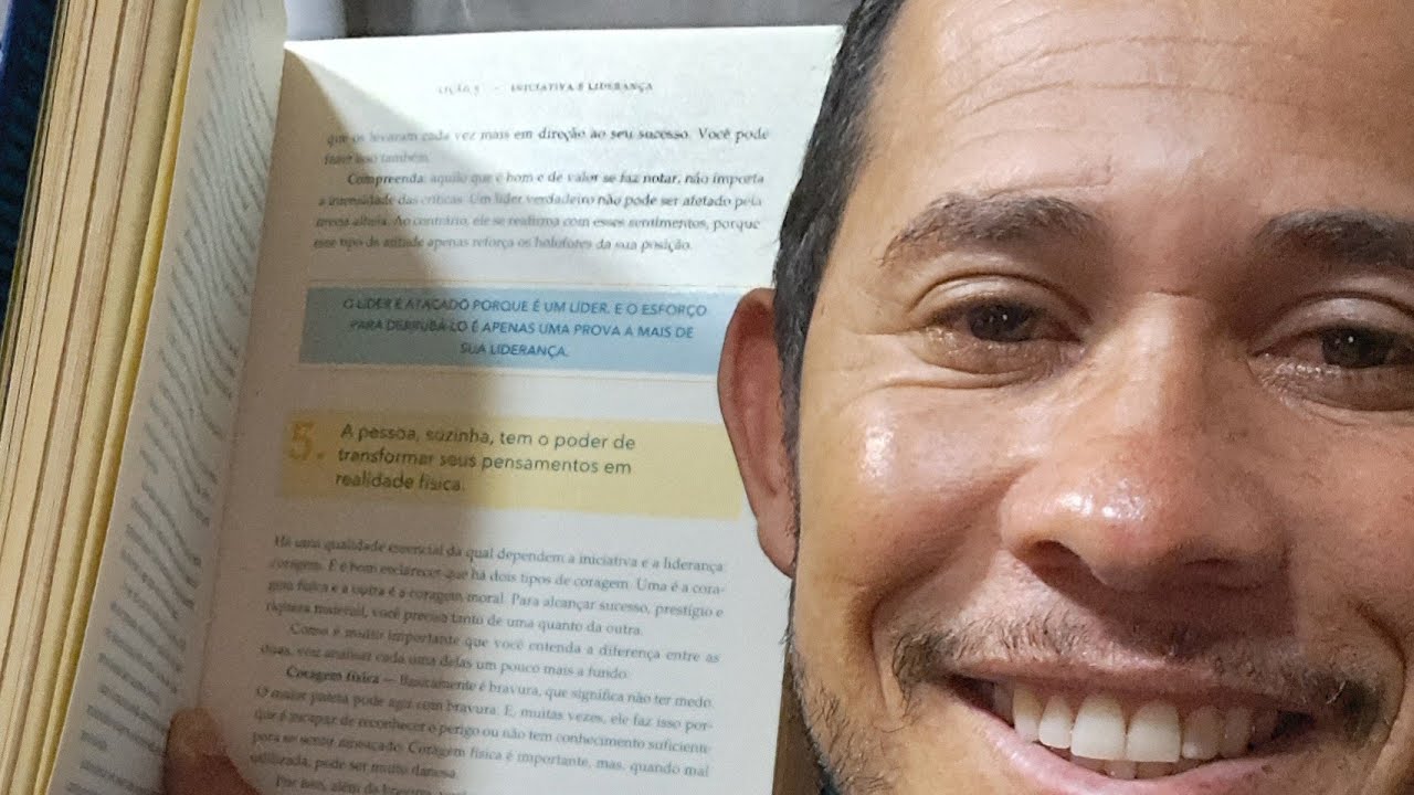 Lendo o livro "Esse livro mudou minha forma de ver o mundo... Vem ...