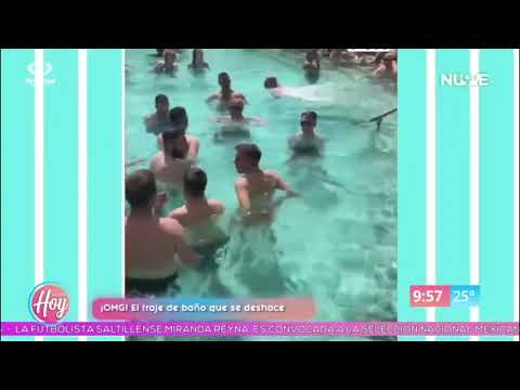 Video: Conversaciones En La Piscina: Nadezhda Obolentseva En Un Traje De Baño De Punto Se Acostó Cerca Del Agua