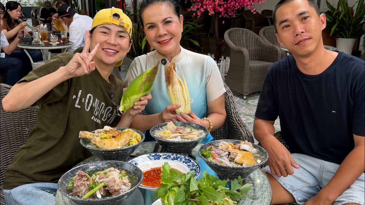 BẤT NGỜ CON GÁI NGA SUMO VỀ CHÚC TẾT VÀ CUỘC THI ĂN BÁNH CANH NGŨ SẮC