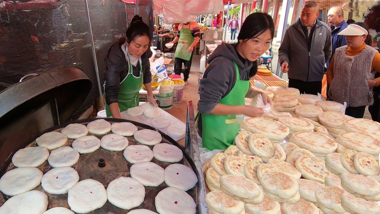 Идя на рынок в Куньмине, Юньнань, Китай, там много закусок и вкусной еды.